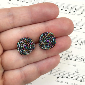 Kolczyki sutasz w metalicznych kolorach