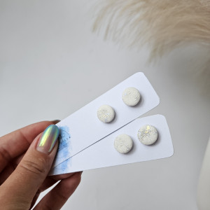 Kolczyki sztyfty białe świecące