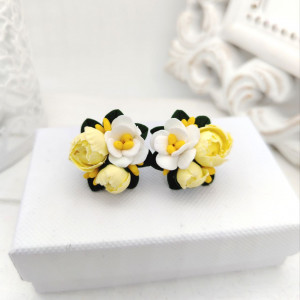 Kolczyki sztyfty z piwonii i anemonów delikatne żółto-białe handmade