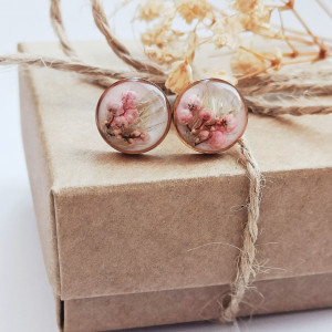 Kolczyki sztyfty z zatopionym kwiatem ozothumnusa