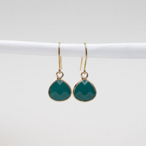 Kolczyki w złotej oprawie z jadeitem.