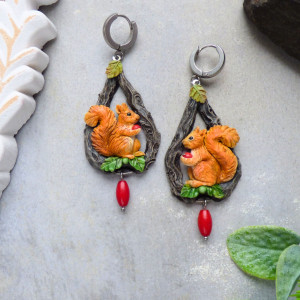 Kolczyki wiewiórki z koralem