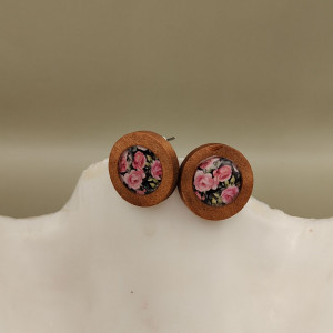 Kolczyki wkrętki Różany Ogród – drewno z motywem kwiatowym