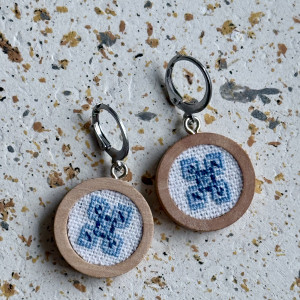 Kolczyki z niebieskim haftem