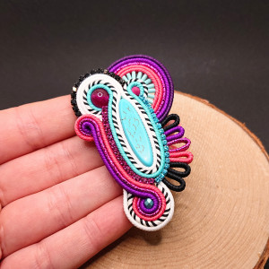 Kolorowa broszka sutasz