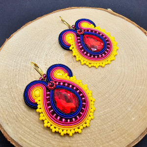 Kolorowe błyszczące kolczyki sutasz