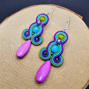 Kolorowe kolczyki sutasz z howlitem 1