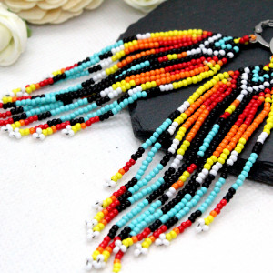 kolorowe kolczyki typu indiańskie piórka