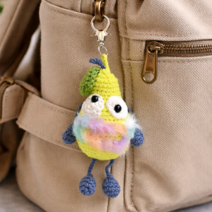 Kolorowy brelok szydełkowy – wesoły stworek handmade