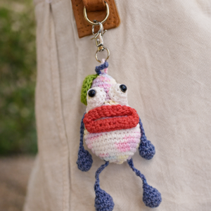 Kolorowy brelok szydełkowy – wesoły stworek handmade III