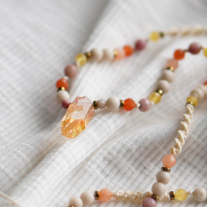 Kolorowy naszyjnik z barwionym kryształem górskim