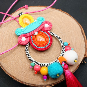 Kolorowy wisior sutasz z chwostem 2