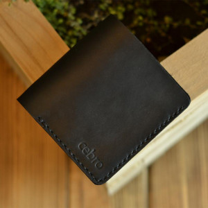 Kompaktowy cienki czarny skórzany portfel