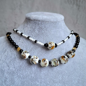 Komplet biało-czarnych naszyjników, choker