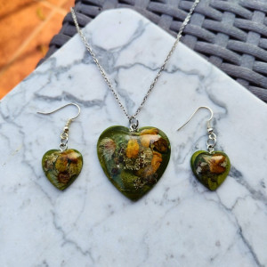 Komplet biżuterii z żywicy - kolczyki i wisiorek w kolorze zielonym