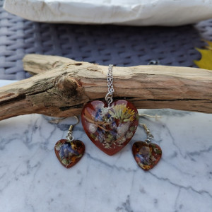 Komplet biżuterii z żywicy - wisiorek i kolczyki - SERCE NATURY