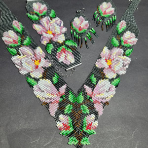 Komplet koralikowy Magnolie naszyjnik V-kształtny bransoletka kolczyki