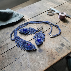 koralikowe piórka - unikatowy komplet biżuterii