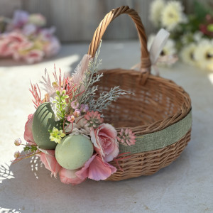 Koszyczek na Wielkanoc z zielonymi pisankami