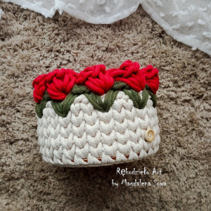 Koszyk z kwiatami na szydełku