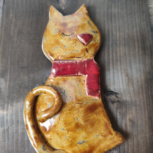 kot ceramiczny na starej desce