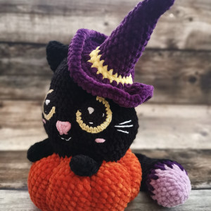Kot czarny kotek w dyni maskotka na szydełku halloween