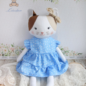Kotek Tilda biały w niebieskiej sukieneczce GOTOWY