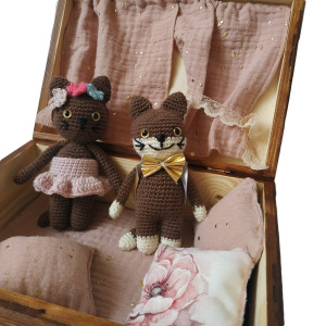 Kotki w drewnianej skrzynce z akcesoriami prezent