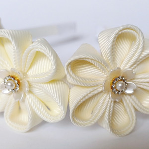 Kremowa opaska z kwiatami