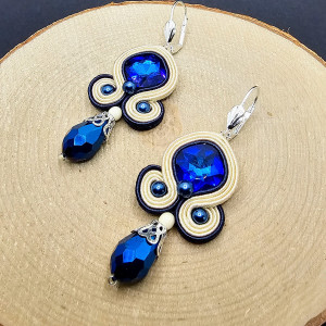 Kremowo granatowe kolczyki sutasz z kryształami