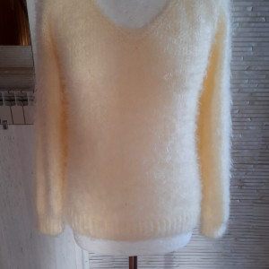 Kremowy sweter z modnym włoskiem
