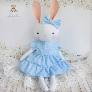 Króliczek Sara przytulanka w błękitnej sukieneczce w kwiaty