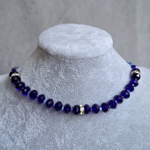Krótki elegancki naszyjnik z kobaltowych szklanych koralików