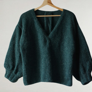 Krótki kardigan w kolorze morskiej zieleni, wykonany z wełny i moheru