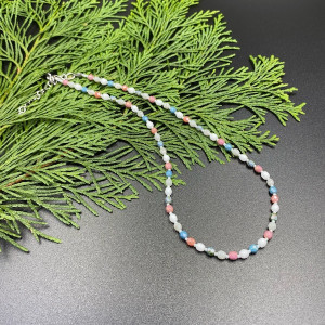 Krótki koralikowy naszyjnik biały niebieski różowy szary #1088