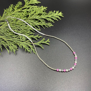 Krótki koralikowy naszyjnik biały - szary - różowy #1060