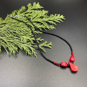 Krótki koralikowy naszyjnik z koralem czerwonym #1057