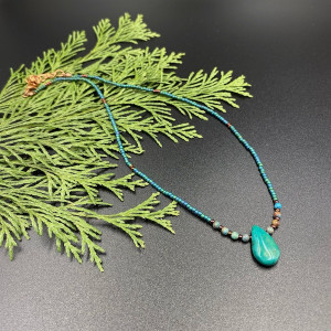 Krótki koralikowy naszyjnik z kroplą turkusu #1054