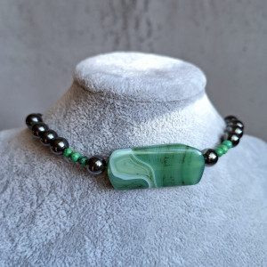 Krótki naszyjnik, choker z zielonym agatem