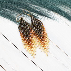 Krótkie kolczyki brązowo-złote