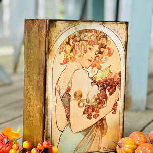 Kufer w kształcie książki, dla miłośniczki malarstwa Alfonsa Muchy