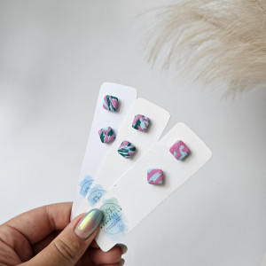 Kwadratowe kolczyki sztyfty plamki