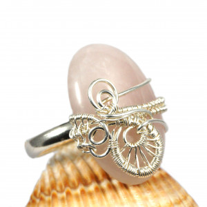 Kwarc, Srebrny pierścionek z kwarcem różowym.