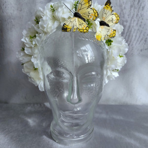 Kwiatowa opaska, wianek z białych kwiatów i motyli