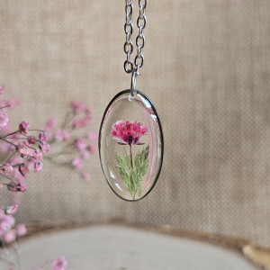 Kwiatowy bukiet zawieszka różowa żywica