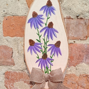 Kwiaty na plastrze brzozy