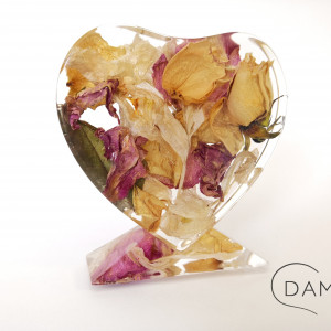 Kwiaty w sercu figurka