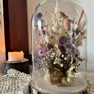 Kwiaty w szklanej kopułce