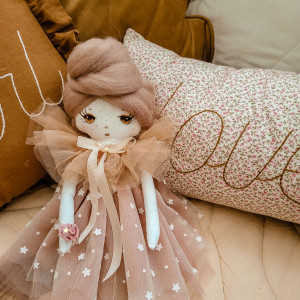 Lala dekoracyjna, lalka w tiulowej spódniczce