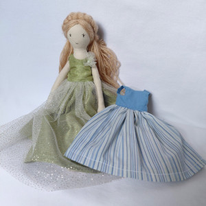 Lalka szmacianka z dwiema sukienkami (sz7)